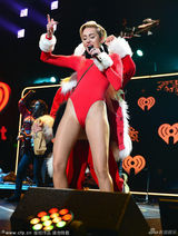 组图：麦莉土豪大衣戏矮人 穿高叉裤自摸热舞