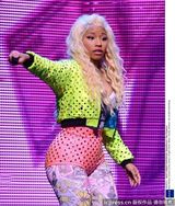 组图：麻辣鸡个唱粉丝强行上台 与保镖激烈扭打