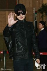组图：韩星朴施厚全黑造型现身机场赴中国