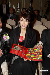 幻灯：官恩娜穿黑裙变调酒师 自曝是曼联狂热球迷