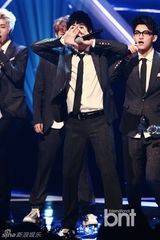 组图：EXO打榜夺冠 前WG宣美复出光脚秀长腿