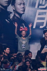 组图：古惑仔五子开唱显本色 伊健小春示爱太太