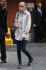 高清组图：泰勒-斯威夫特伦敦街拍马尾辫清新