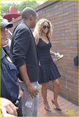 组图：碧昂斯夫妇携手散步 为有色人种争取权益