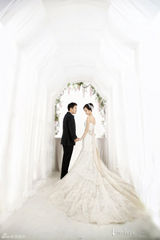 高清组图：韩歌手许阁曝婚纱照 新娘为中学同学