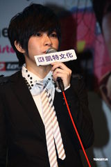 组图：张芸京新书创佳绩 穿燕尾服奏交响乐