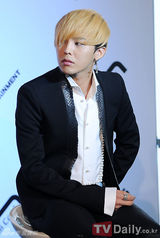 组图：BigBang亮相记者会装扮帅气有型