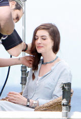 组图：安妮-海瑟薇与男友泳池嬉戏 甜笑热吻