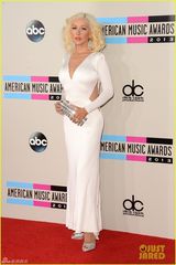 组图：全美奖女星红毯竞艳 麦莉真空Gaga扮女神