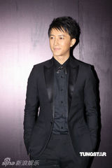 组图：韩庚帅气出席颁奖礼 现场热舞俊逸非凡