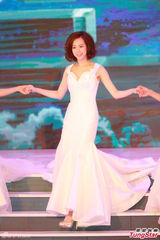 组图：港姐总决赛低胸白裙开场 舞台梦幻唯美