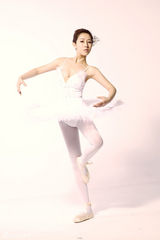 组图：名模王慕骅薄纱裹身 演绎万种风情