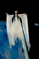 组图：谭晶鸟巢上演舞台剧 与吴克群相恋