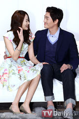 组图：金孝珍刘智泰出席活动甜蜜似新婚