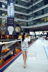 明星爱街拍：袁姗姗化身雨中精灵大步前行