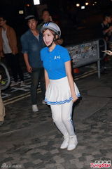 组图：Crayon Pop戴头盔现身握手会 大跳热舞