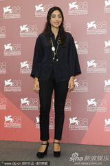 组图：《梅子鸡之味》记者会 女演员豪放转裙露底裤