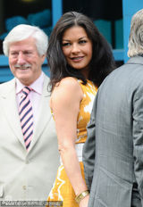 幻灯：道格拉斯携娇妻看望病童 泽塔-琼斯笑容迷人