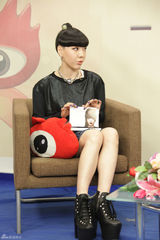 组图：吴莫愁做客新浪聊专辑 不担心能红多久