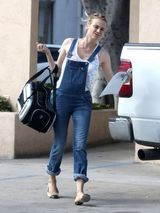 组图：黛安-克鲁格背带牛仔装萌态足 购物劳碌