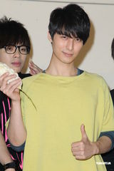 组图：严爵为林书豪创作歌曲 失恋寄情于工作