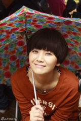 组图：曹曦文海边随拍曝光 时而清纯时而调皮