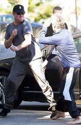 组图：澳洲俩亿万富豪为米兰达-可儿当街互殴