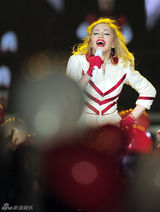 组图：麦当娜巡演西班牙站装嫩扮拉拉队