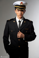 组图：国产美男许诺制服造型帅气十足