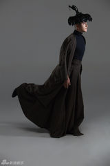 组图：吉杰最炫彝族风写真 民族发饰抢眼