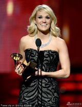 组图：凯莉安德伍德囊获乡村歌手乡村歌曲两奖