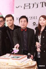 高清组图：吕方演唱会发布 获美女献吻庆生