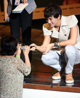 高清图：郑元畅赴韩国庆生 首尔延世大学会粉丝