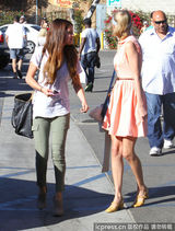 组图：小天后斯威夫特与戈麦斯相约出街