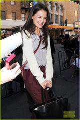 组图：凯蒂亮相纽约街头与粉丝微笑合影