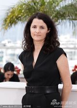 组图：《睡美人》发布会 艾米丽-布朗宁俏皮亮相 