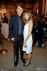 组图：休杰克曼挺《囚徒》首映 与杰克勾肩合照