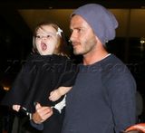 组图：贝克汉姆一家现身机场 小七穿斗篷萌态十足