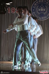 组图：林保怡新片秀踢踏舞技 穿背带裤绅士范儿