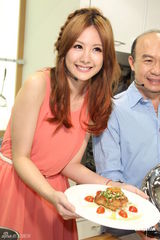 组图：安心亚大展厨艺积极收歌筹备新碟