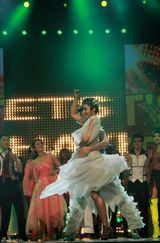 组图：黄曼亮相《舞林大会》被赞最完美身材