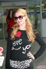 组图：希尔顿携男友来港 墨镜遮面大方拍照