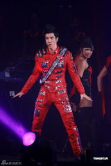 组图：王力宏开唱战袍驾坦克 与伴舞玩暧昧