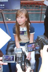 组图：英国小萝莉康妮抵港开唱 想去迪士尼乐园