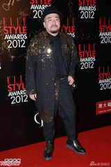 组图：阿Sa(蔡卓妍)笑指男友胸大要戴bra