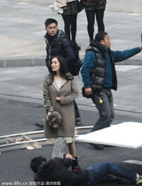 杨幂挺孕肚踩高跟鞋拍戏 助理跪地帮换鞋[1\/9]