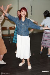 组图：舞台剧《20出头》彩排 Crystal牛仔长裙清新