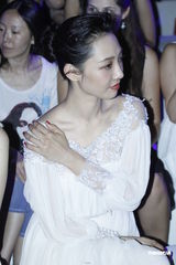 组图：白百何迷离眼妆示人 看秀交际两不误