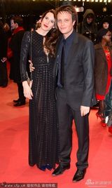 组图：《嫌犯莱拉》首映 导演皮亚携小童星抢镜