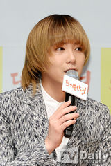 组图：李洪基顶锅盖头宣传新片 假想妻子捧场